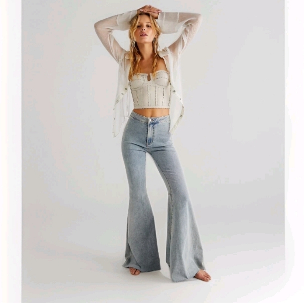 Free People We The Free Womens |27| Just Float On Flare Light Wash Jeans